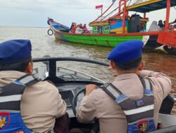 Kasat Polairud Polres Ketapang Pimpin Pengamanan dan Pengawasan Tradisi Budaya Robo-Robo di Perairan Desa Sukabangun