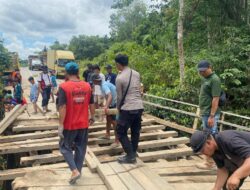 Pasca Truk Sawit Jatuh, Polsek Nanga Mahap Bantu Perbaiki Jembatan di Desa Nanga Suri