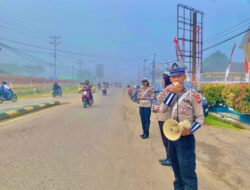 Cuaca Berkabut, Aipda Yuni Ajak Warga Sekadau Berkendara Aman