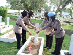 Penuh Khidmat, Polwan Polda Kalbar Gelar Ziarah ke Taman Makam Pahlawan dalam Rangka Hari Jadi ke-77 Polwan RI