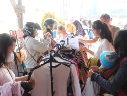 Hari Jadi ke-77, Polwan Polres Sekadau Salurkan Ratusan Pakaian Layak Pakai