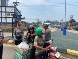Pengendara Motor di Sekadau Terima Helm dan Cokelat di Hari Jadi Polwan ke-77