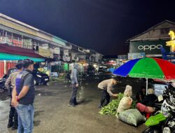 Polisi Sambangi Pedagang dan Pengendara Saat Patroli Malam di Sekadau