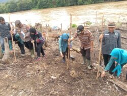Kapolsek Sayan pimpin Penanaman Jagung Di Desa Nanga Pak