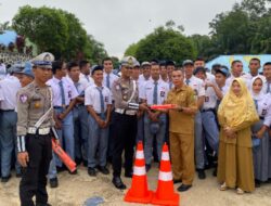 Satlantas Polres Sekadau Serahkan Traffic Cone dan Lampu Lalin untuk Edukasi Pelajar
