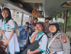 Hari Lalu Lintas Bhayangkara ke-70, Polwan Polres Sekadau Sapa Pelajar di Bus Sekolah