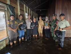 Polsek Manis Mata Laksanakan Monitoring Debit Air Sungai Jelai Serta Salurkan Bansos dan Layanan Kesehatan