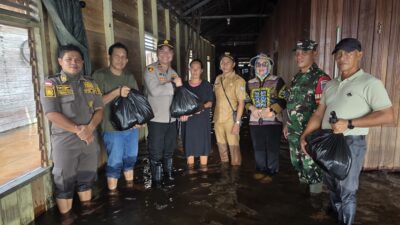 Polsek Manis Mata Laksanakan Monitoring Debit Air Sungai Jelai Serta Salurkan Bansos dan Layanan Kesehatan