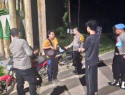Polsek Manis Mata Laksanakan Patroli Dialogis, Sambangi Warga Nongkrong di Tepi Jalan
