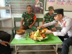 Kapolsek Ella Hilir Bawakan Tumpeng Di HUT TNI ke -80