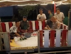 Kapolsek Muara Pawan Pimpin Patroli Blue Light, Sambang Pos Kamling di Desa Sungai Awan Kanan