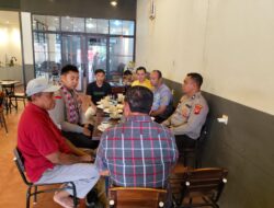 Kapolsek Kendawangan Gelar Ngopi Bareng Bersama Ketua Flobamora dan Warga untuk Wujudkan Kamtibmas Kondusif