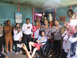 Kapolres Melawi Berikan Bantuan Dua “Kursi Roda Untuk Menyadikku”,Di Desa Sidomulyo 