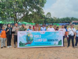POLSEK SIMPANG DUA BERSAMA FORKOPIMCAM DAN SMPN 5 USABA GELAR AKSI BERSIH LINGKUNGAN DALAM RANGKA WORLD CLEANUP DAY INDONESIA 2025