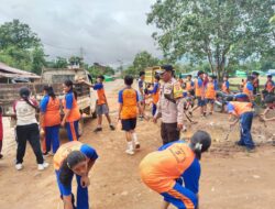POLSEK SIMPANG DUA BERSAMA FORKOPIMCAM DAN SMPN 5 USABA GELAR AKSI BERSIH LINGKUNGAN DALAM RANGKA WORLD CLEANUP DAY INDONESIA 2025