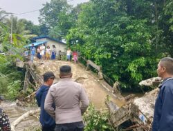 Polisi Cek Jembatan Roboh di Desa Pantok Sekadau, Imbau Warga Waspadai Arus Sungai