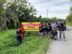 Polantas Sekadau dan Komunitas Driver All lawang Kuari Pasang Spanduk Keselamatan di Sejumlah Titik Jalan