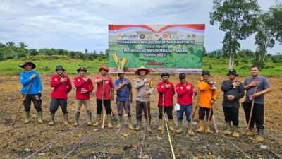 Tanam Jagung Bersama Warga, Polsek Meliau Mantapkan Langkah Dukung Program Pangan Nasional
