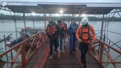 Sat Polairud Polres Ketapang Bersama Basarnas Berhasil Evakuasi Nelayan yang Kapalnya Mengalami Kebocoran di Perairan Kuala Pendek