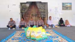 Polres Sintang Kembali Gelar Jumat Berkah, Bagikan Makanan dan Sembako kepada Warga dan Pondok Pesantren