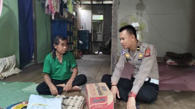 Satlantas Polres Sekadau Salurkan Bantuan Jumat Berkah untuk Lansia Lumpuh di Kemawan