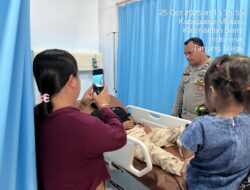 Pamapta Polres Melawi Aipda Prengki Simatupang dan Anggota Piket Lantas Tanggap Cepat Atasi Laka Lantas di Jl. Sidomulyo