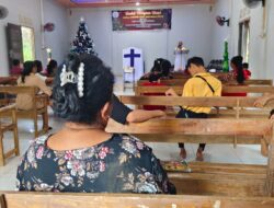 Kapolsek Manis Mata Gelar Kegiatan “Minggu Kasih” di Gereja GKSI Imanuel Desa Suak Burung