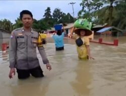 Bhabinkamtibmas Polsek Marau Laksanakan Pengecekan Warga Terdampak Banjir di Desa Karya Kecamatan Marau