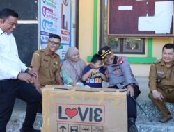 Senyum Bahagia Terpancar Di Wajah Waigianto dan Dirga,Saat Menerima Bantuan Kursi Roda Dari Kapolres Melawi