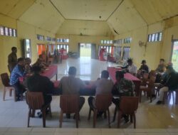 Kanit Bimas Polsek Ella Hilir Hadiri Mediasi Tapal Batas Dua Desa di Kecamatan Ella Hilir, Melawi
