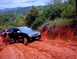 Akibat Hujan,Jalan Poros Dari Manggala Ke Desa Senempak Rusak