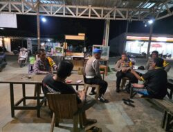 Kapolsek Manis Mata Polres Ketapang Laksanakan Patroli Dialogis Kamtibmas di Malam Minggu