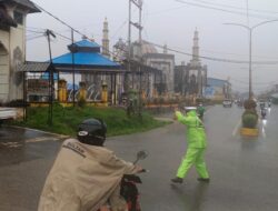 Meskipun Hujan Deras,Semangat Melayani Satuan Lalu Lintas Polres Melawi Tetap Berjalan 