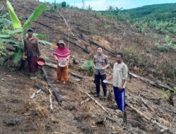 Polsek Nanga Taman Bersama PPL Dampingi Petani Tanam Jagung di Rirang Jati