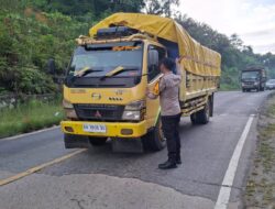Polisi Cek Tumpahan Minyak CPO di Jalan Trans Kalimantan, Pastikan Arus Lalu Lintas Aman di Tayan Hilir
