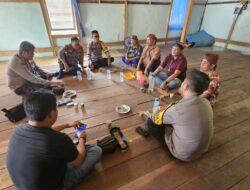 Kapolsek Manis Mata Gelar Kegiatan “Jumat Curhat” Bersama Tokoh Adat dan Pemerintah Desa Asam Besar