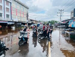 Personel Sat Samapta Polres Ketapang Bantu Pengendara Terkena Banjir Sekaligus Atur Arus Lalu Lintas