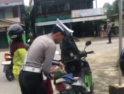 Aksi Humanis Polisi di Sekadau, Bantu Ibu yang Kehabisan BBM Saat Antar Anak ke Sekolah