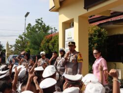 Kapolres Ketapang Bersama Ketua Bhayangkari Terima Kunjungan Murid TK Bhayangkari ke Polres Ketapang dalam Rangka Kegiatan Polisi Sahabat Anak