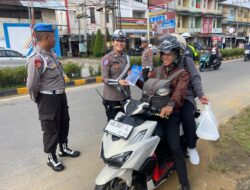 Personil Ops Zebra Kapuas 2025 Tampilkan Kepedulian dengan Senyum, Sapa, dan Salam Humanis