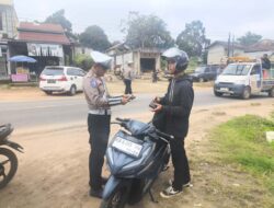 Simpan Spion di Jok, Pemotor Mendapat Edukasi Humanis dari Polisi Saat Ops Zebra Kapuas di Sekadau