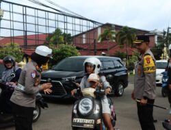 Hari Ke-4 Ops Zebra Kapuas 2025, Kapolres Ketapang Bersama Personel Bagikan Helm Kepada Pengendara