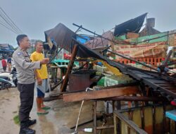 Hujan Deras dan Angin Kencang Terjang Lapak Jembatan Baru Ngabang, Polres Landak Gerak Cepat Lakukan Penanganan