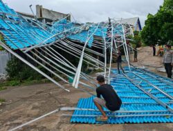 Angin Puting Beliung Hempaskan Atap Ruko di Parindu, Polsek Gerak Cepat Lakukan Penanganan