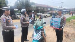 Ops Zebra Kapuas 2025: IPDA Aldo Ingatkan Bahaya Handphone Saat Berkendara