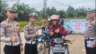 Pemuda Tuna Wicara di Sekadau Dapat Apresiasi Polisi Saat Operasi Zebra Kapuas 2025