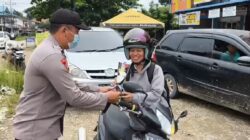 Polantas Sekadau Beri Bunga ke Guru Saat Ops Zebra Kapuas 2025