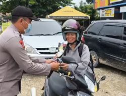 Polantas Sekadau Beri Bunga ke Guru Saat Ops Zebra Kapuas 2025