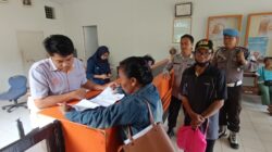 Pastikan Distribusi Lancar, Personil Polsek Menjalin Awasi Penyaluran BLT Kesra