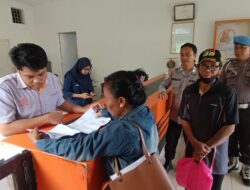 Pastikan Distribusi Lancar, Personil Polsek Menjalin Awasi Penyaluran BLT Kesra